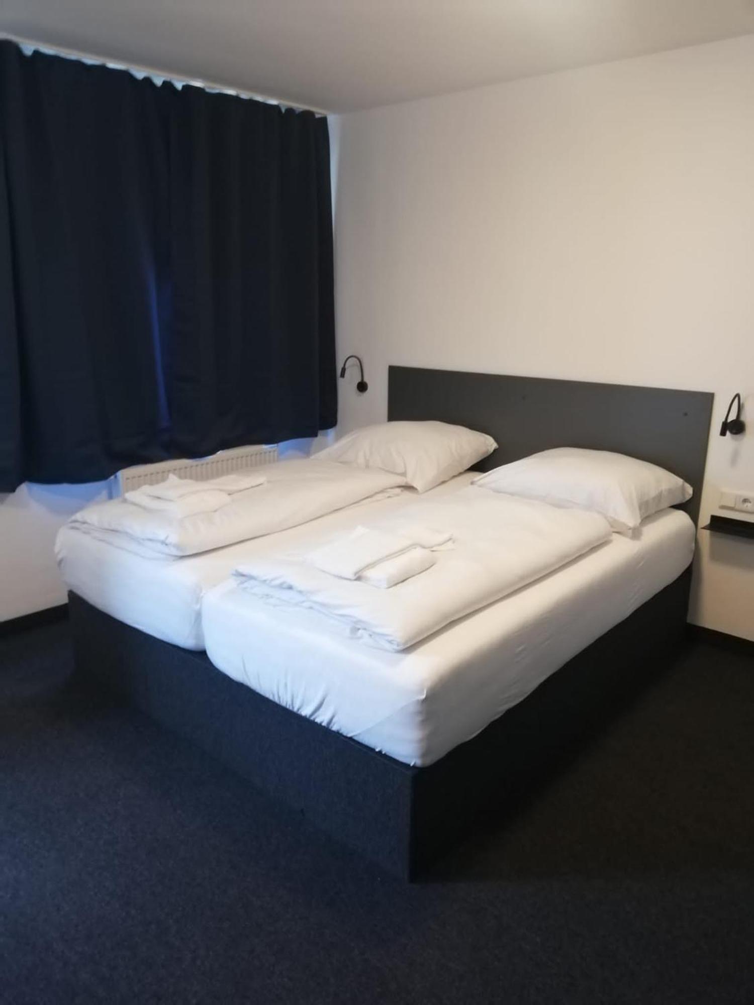 Zzzimple - Staffless & Self Check-In Hotel Pillig ภายนอก รูปภาพ